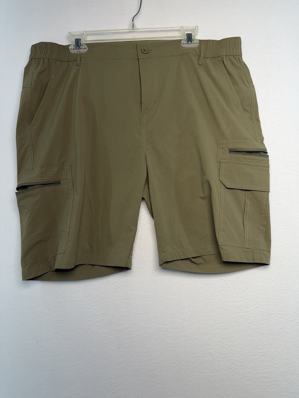 Green Men’s 38 Cargo Shorts Lightweight Nylon Both zippers And Snaps. Casual. ￼